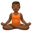 Мужчина в позе лотоса: темный тон кожи