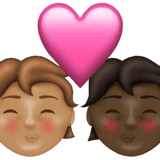 Эмодзи 🧑🏽‍❤️‍💋‍🧑🏿 Emojipedia
